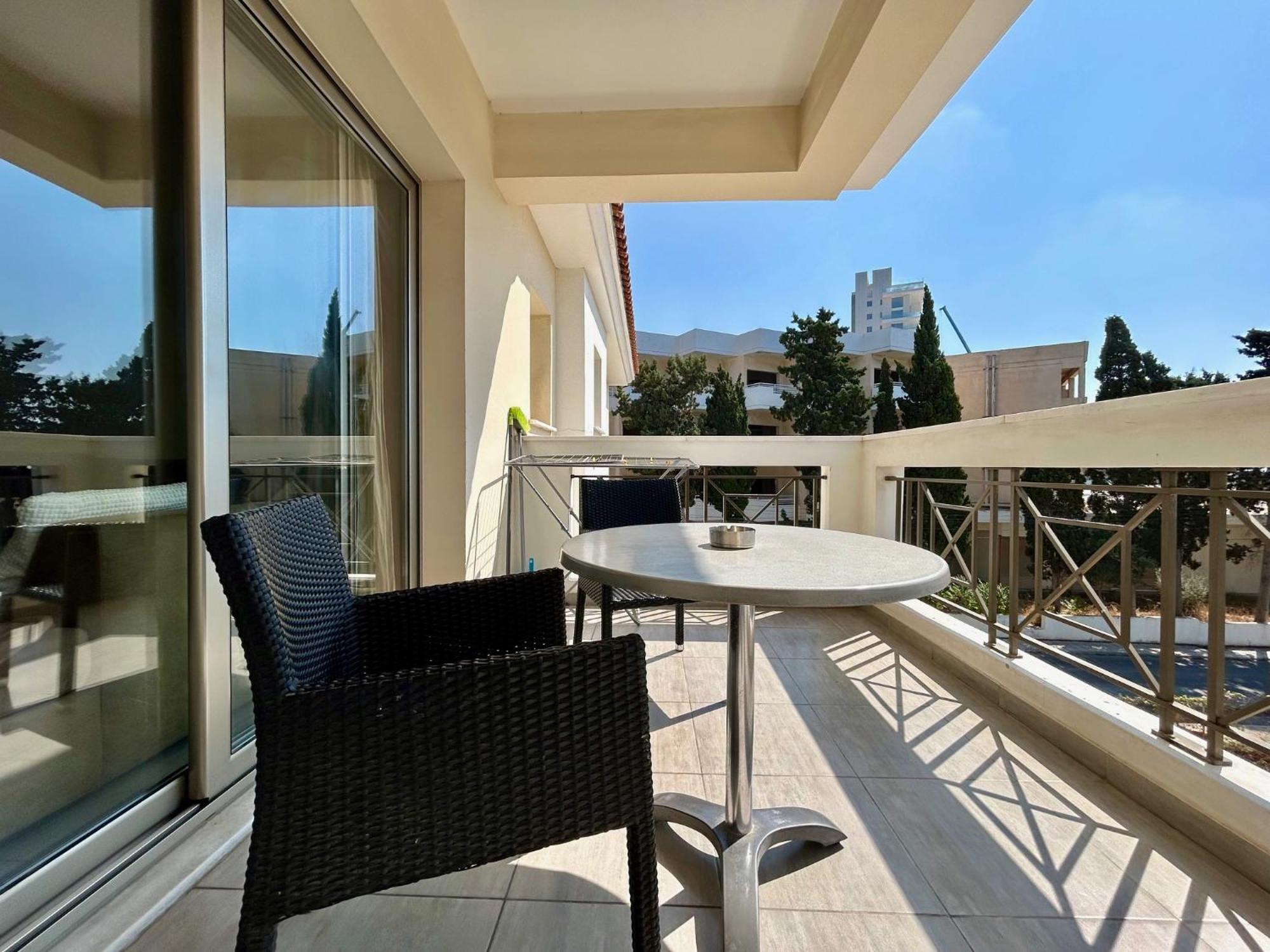 Sun Julz Apartments On The Beach Pafos Dış mekan fotoğraf