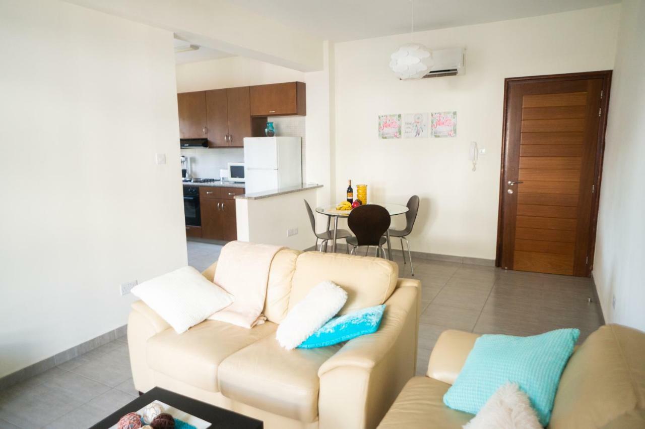 Sun Julz Apartments On The Beach Pafos Dış mekan fotoğraf