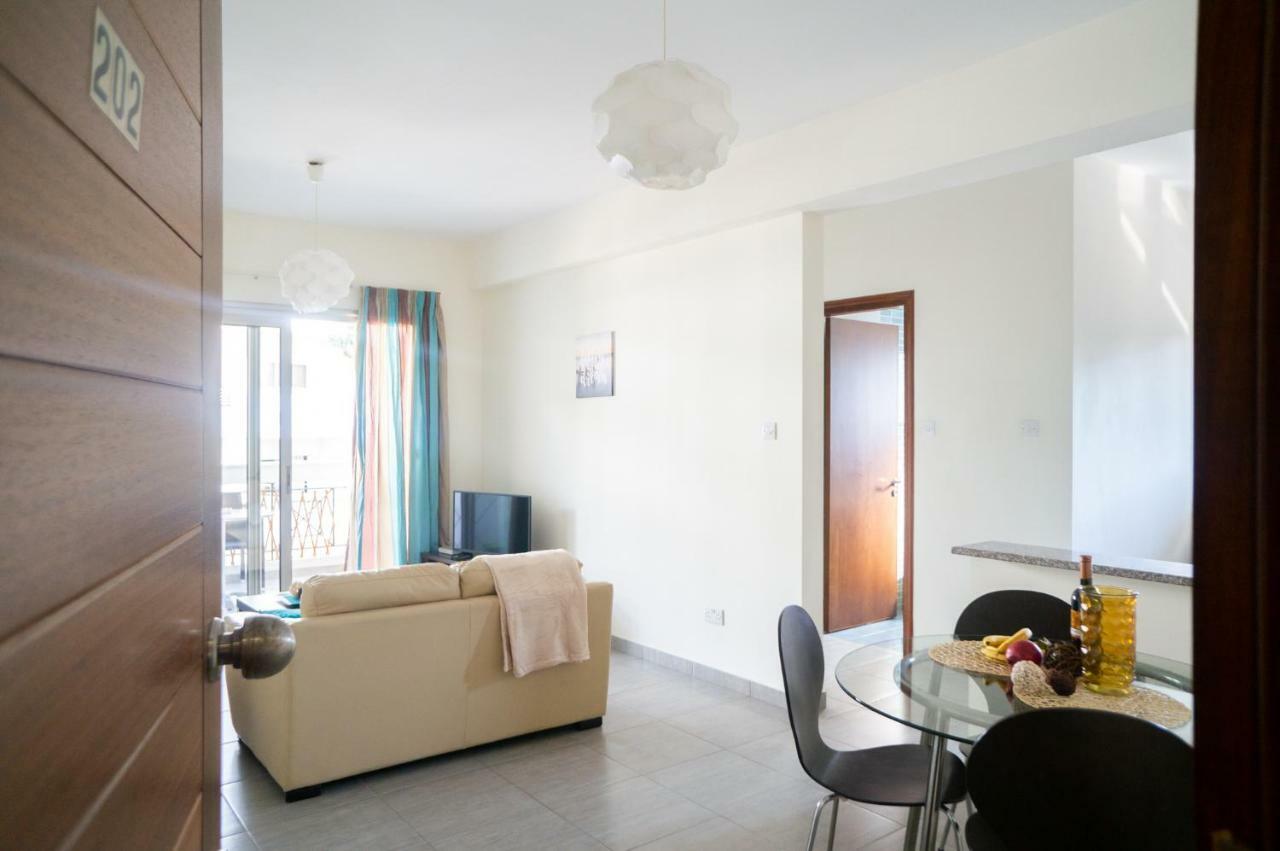 Sun Julz Apartments On The Beach Pafos Dış mekan fotoğraf